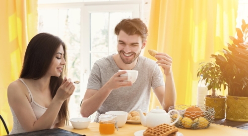 couple eating breakfast